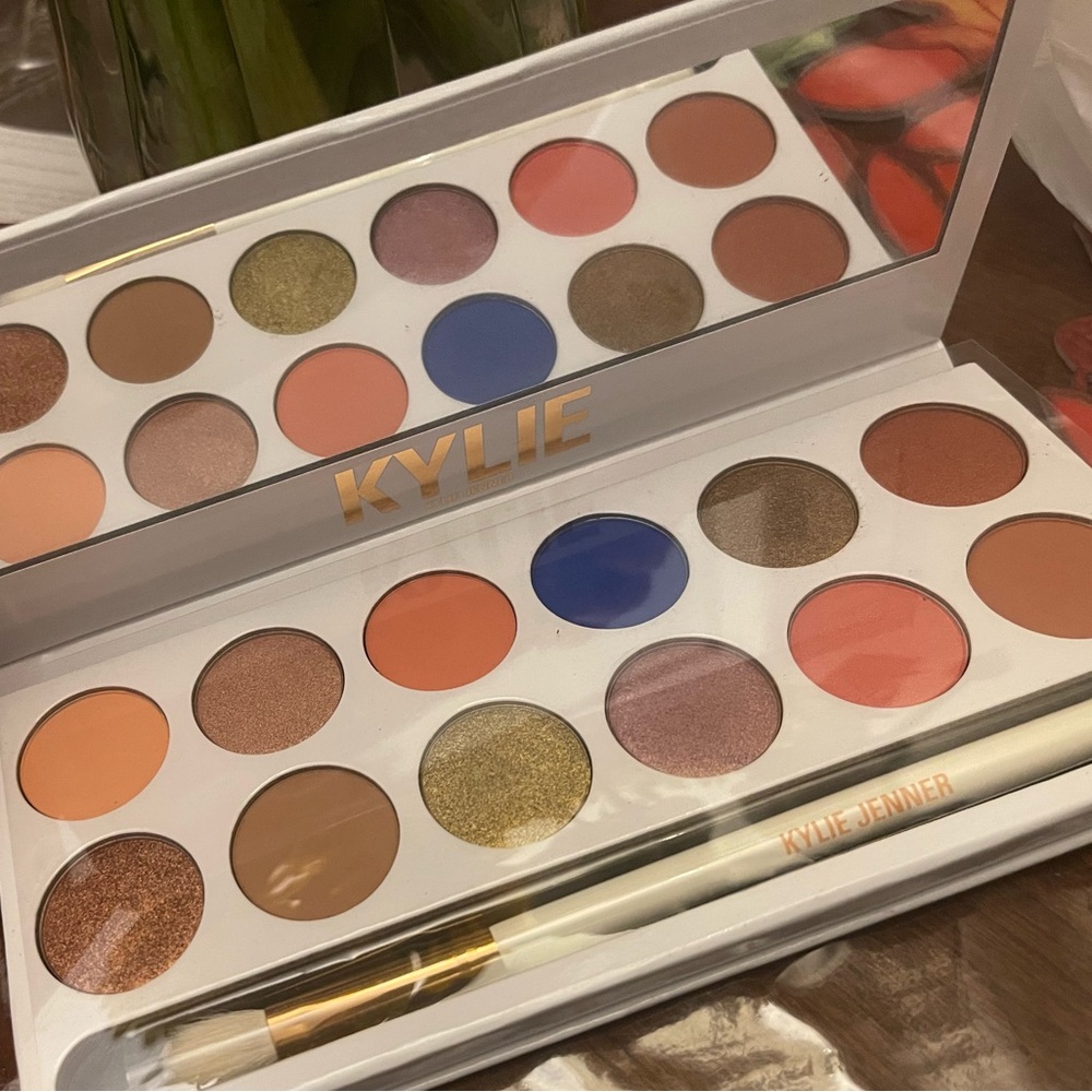 Eyeshadow Palette with Brush - Multicolor